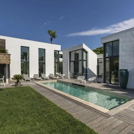 Tripez 5 Bedrooms With Pool Holiday home *