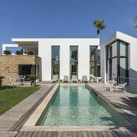 Tripez 5 Bedrooms With Pool 度假居