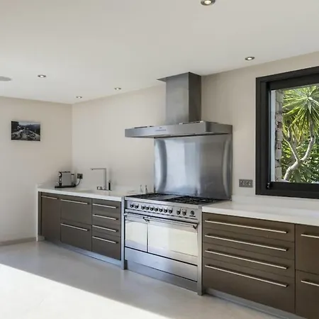 Tripez 5 Bedrooms With Pool Holiday home *