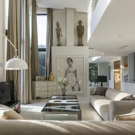 Tripez 5 Bedrooms With Pool Holiday home